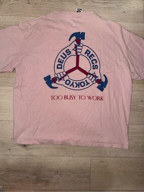 Deus Ex Machina / Deus Records Divine Hanmer Pink T-Shirt